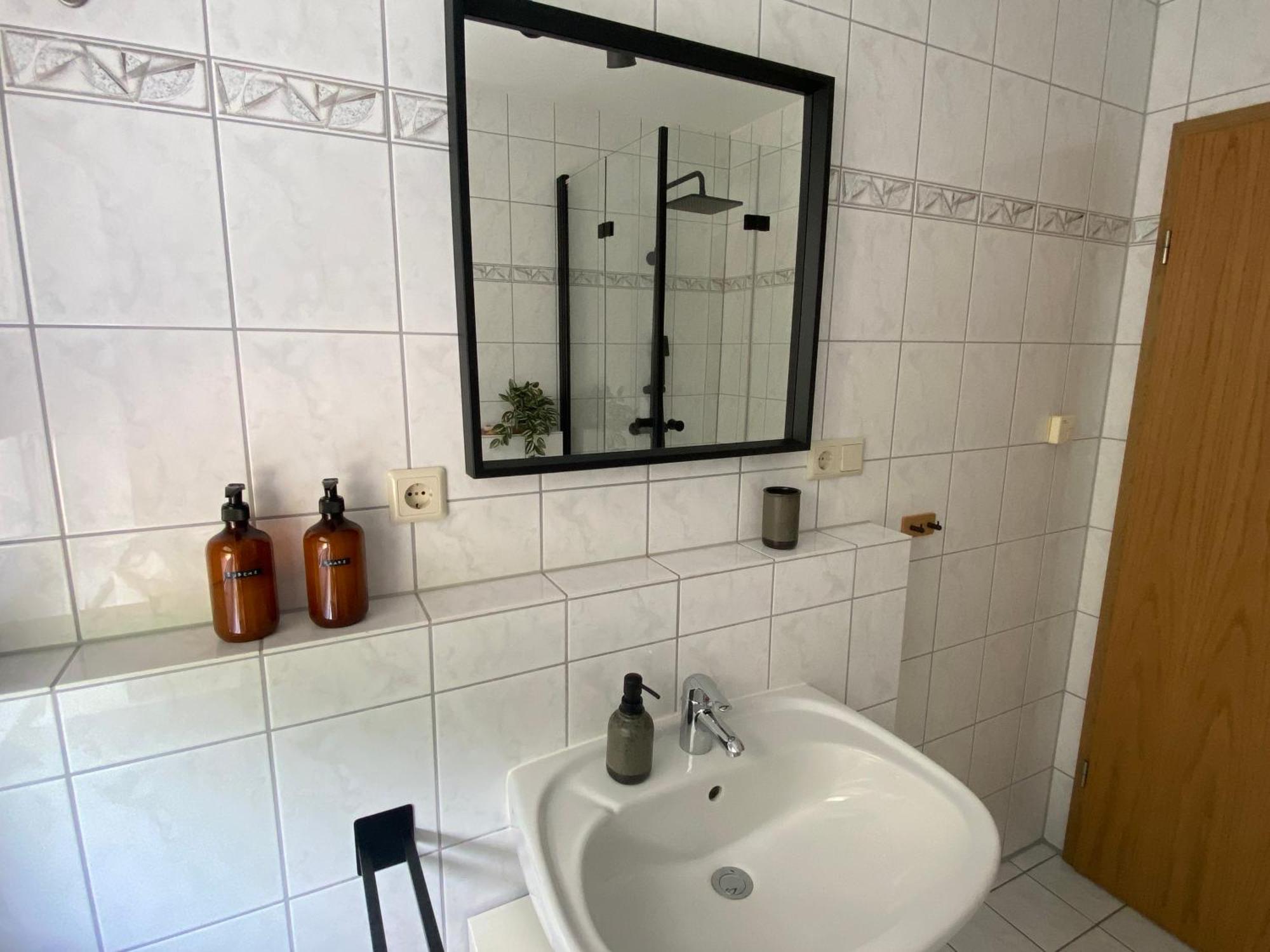 Moderne Wohnung Mit Terrasse & Parkplatz; Naehe Bwzk & Amazon Koblenz  Exterior foto